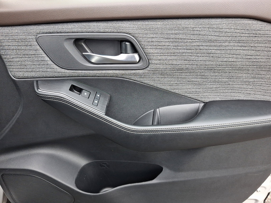 Used 2023 Nissan Rogue SV FWD image 10