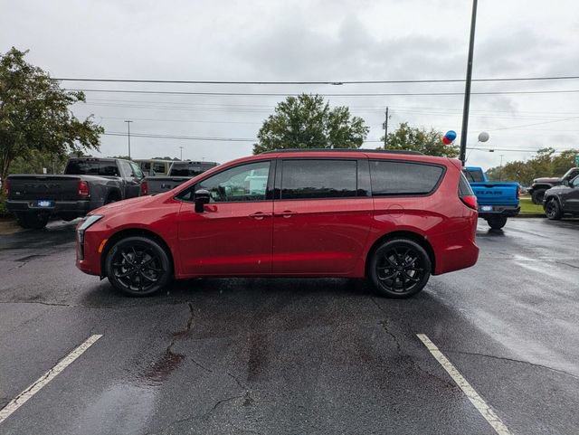 New 2027 Chrysler Pacifica Limited w/ Family Tech Group AWD/4WD image 7