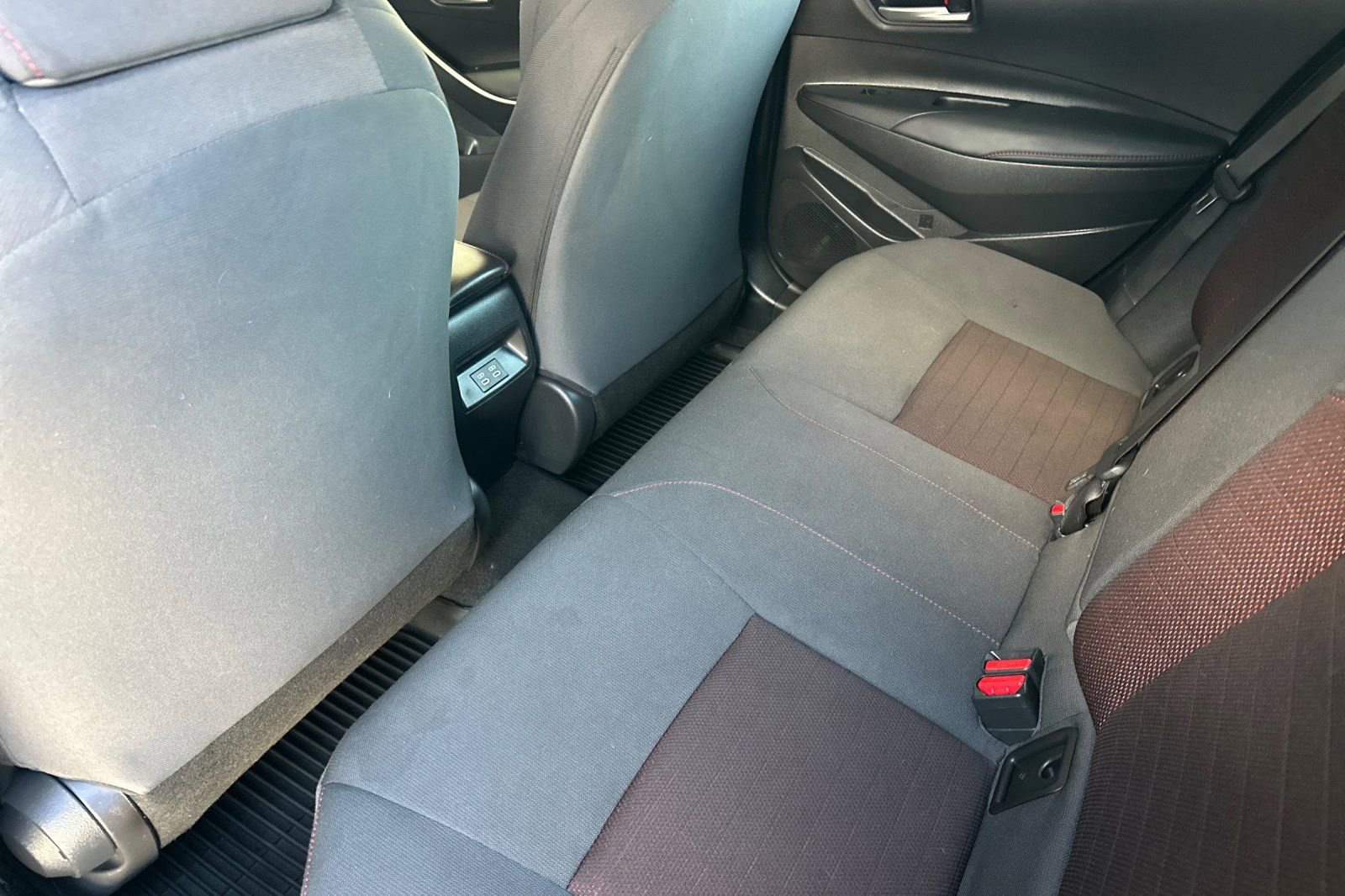 Used 2023 Toyota Corolla SE w/ SE Package image 9