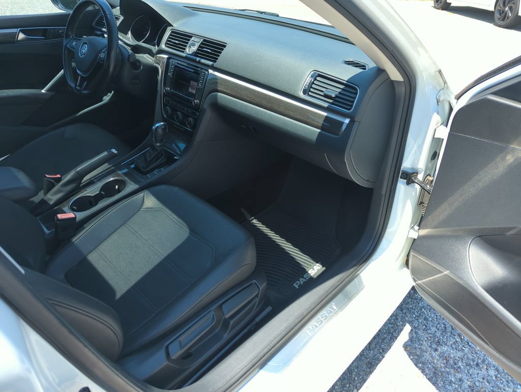 Used 2017 Volkswagen Passat 1.8T SE FWD image 36