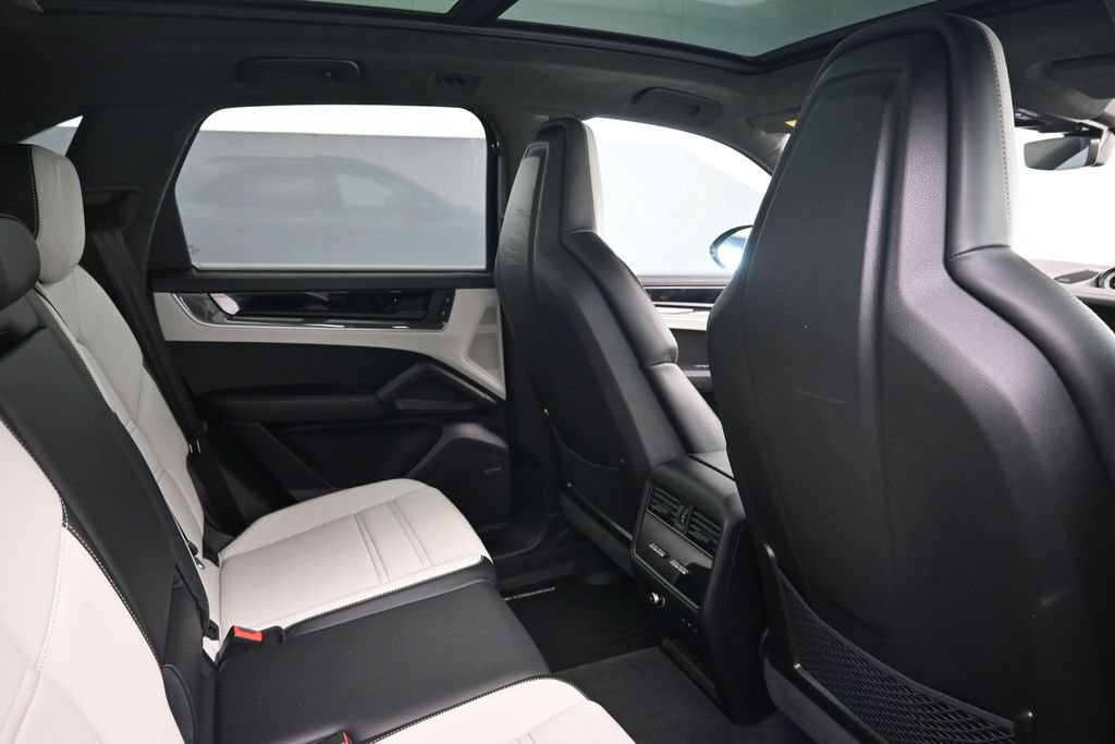 Certified 2024 Porsche Cayenne Turbo AWD/4WD image 7