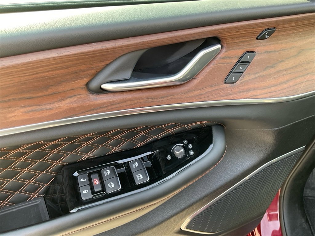 Used 2025 Jeep Grand Cherokee Summit image 34