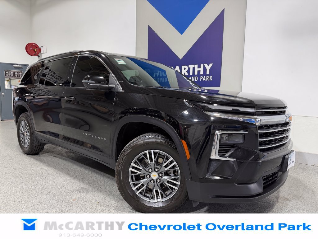 Used 2024 Chevrolet Traverse LT w/ Trailering Package FWD image 1
