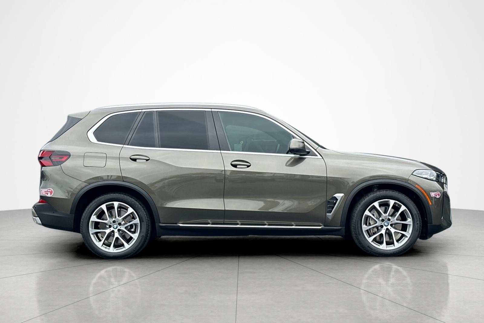Used 2024 BMW X5 xDrive50e w/ Parking Assistance Package AWD/4WD image 6