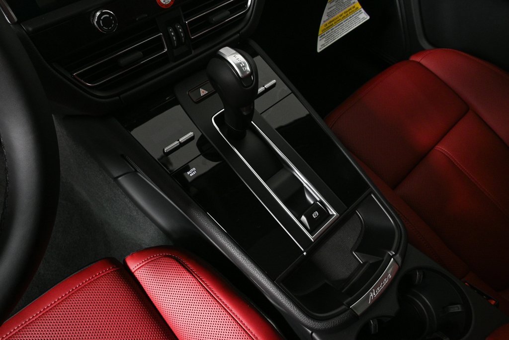Certified 2025 Porsche Macan image 16