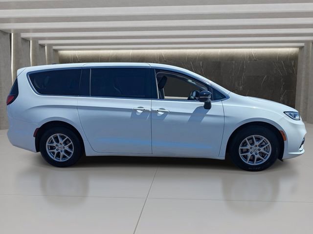 Used 2024 Chrysler Pacifica Touring-L FWD image 7