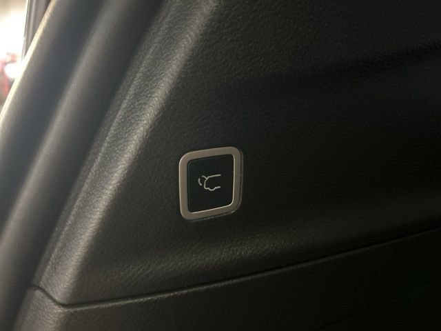 Used 2025 Chrysler Pacifica Limited image 37