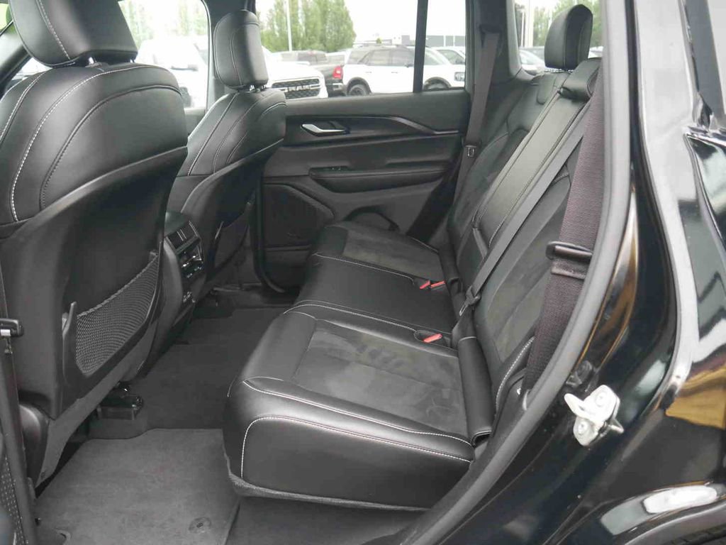Certified 2024 Jeep Grand Cherokee Altitude AWD/4WD image 11