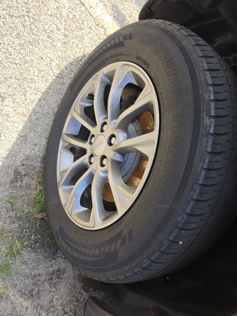 Used 2019 Jeep Cherokee Latitude Plus AWD/4WD image 10