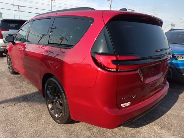 Used 2025 Chrysler Pacifica Limited FWD image 3
