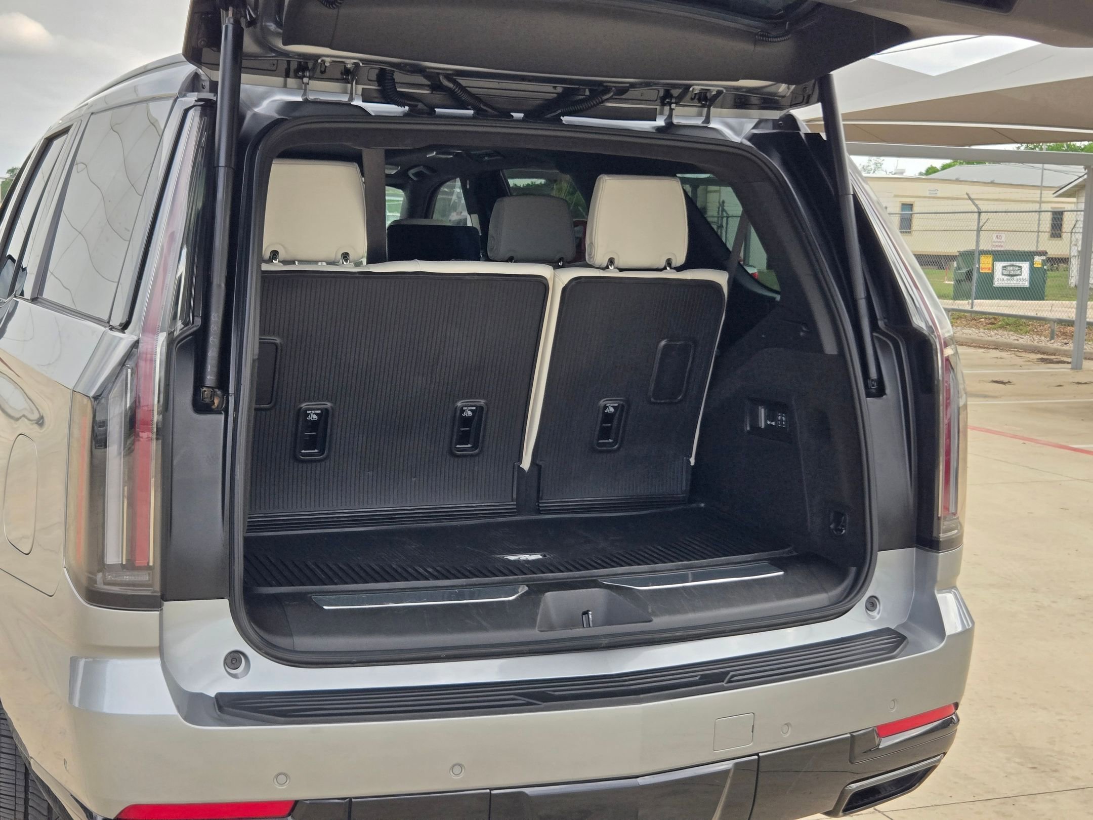 Certified 2025 Cadillac Escalade Sport Platinum w/ LPO, ONYX Package AWD/4WD image 25