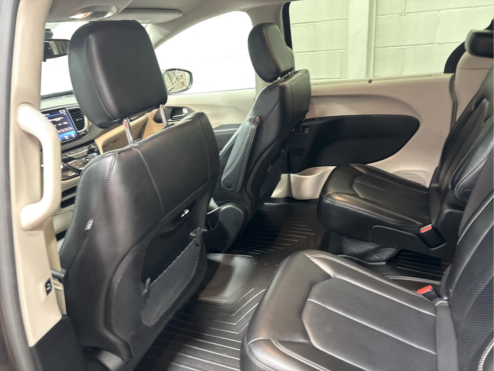 Used 2023 Chrysler Pacifica Touring-L image 26