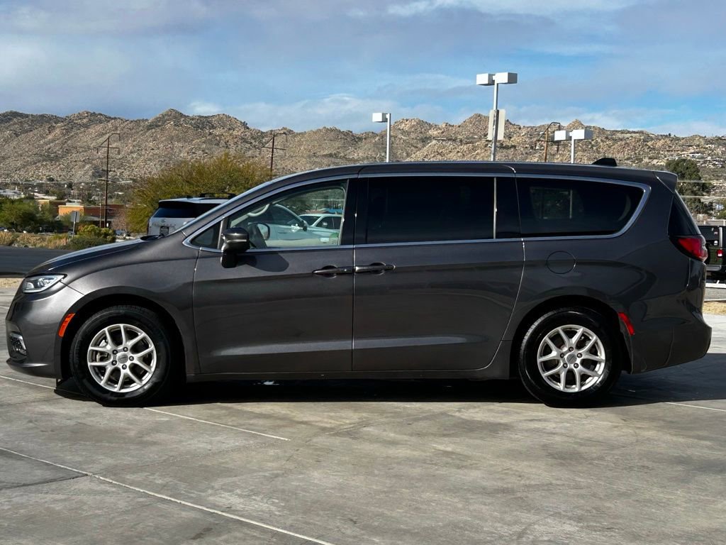 Used 2023 Chrysler Pacifica Touring-L image 4