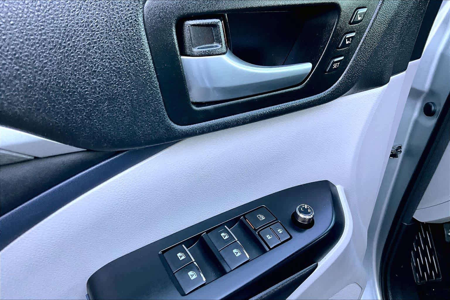 Certified 2018 Toyota Highlander Limited AWD/4WD image 32