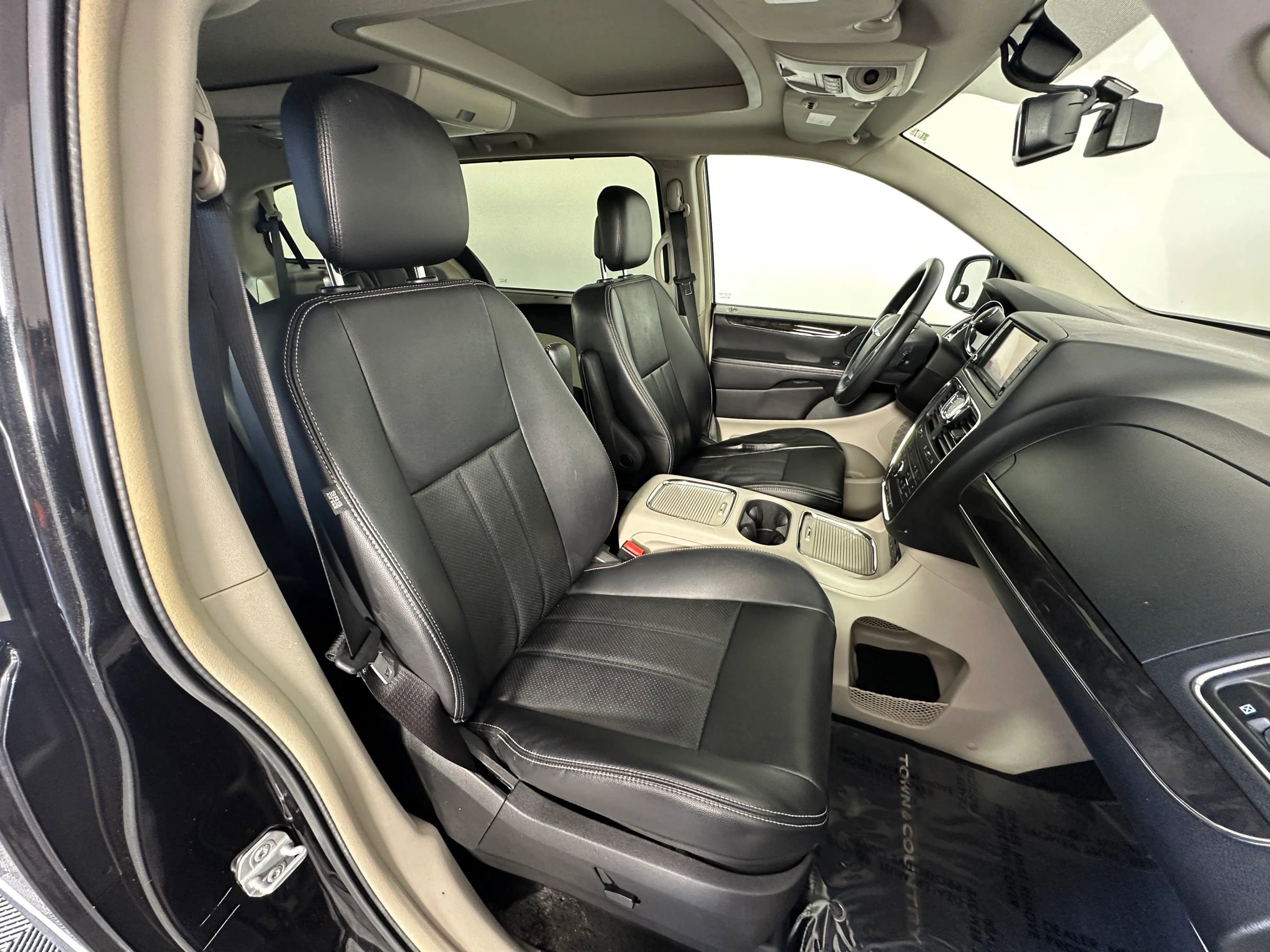 Used 2012 Chrysler Town & Country Touring-L w/ Premium Group FWD image 22