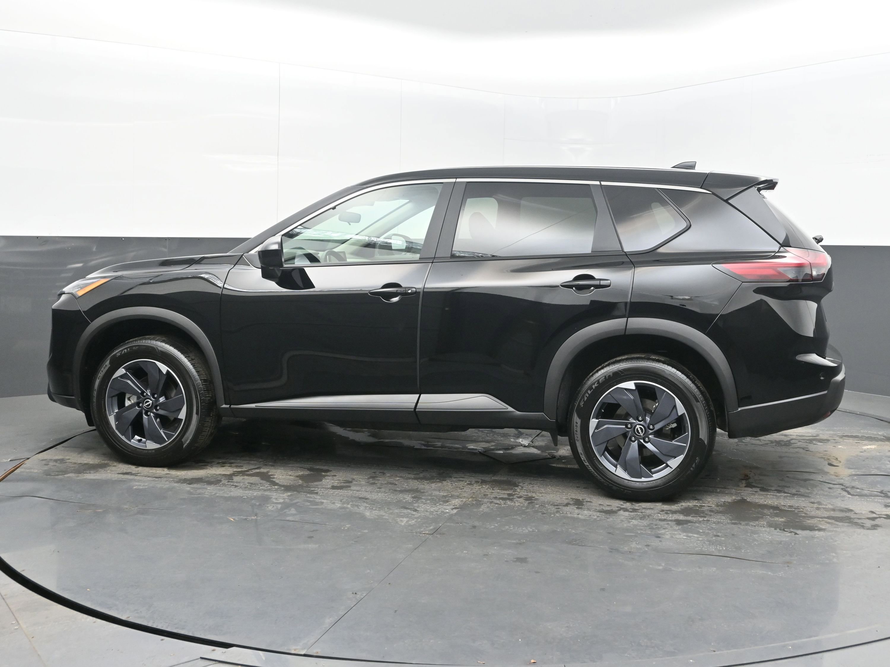 Used 2025 Nissan Rogue SV image 7