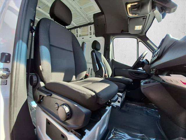 Used 2025 Mercedes-Benz Sprinter 2500 image 18