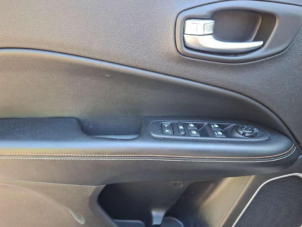 Used 2018 Jeep Compass Latitude AWD/4WD image 12