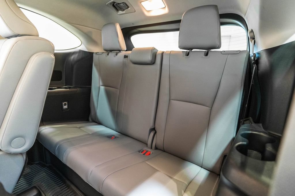 Used 2020 Toyota Highlander XLE AWD/4WD image 36