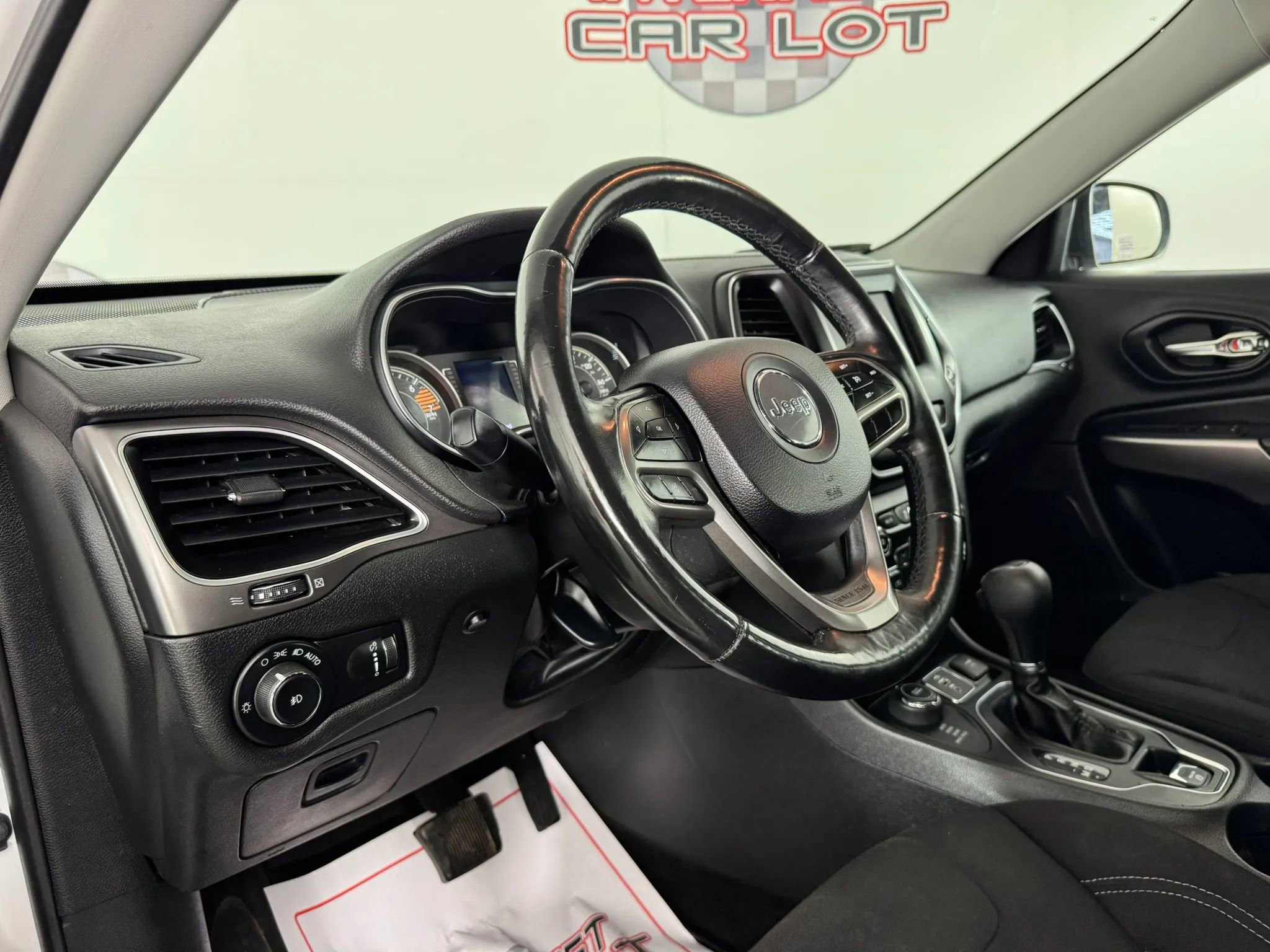 Used 2019 Jeep Cherokee Latitude w/ Cold Weather Group AWD/4WD image 10