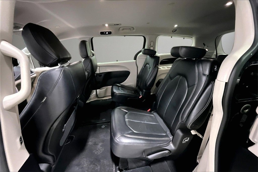 Used 2022 Chrysler Pacifica Touring-L image 23