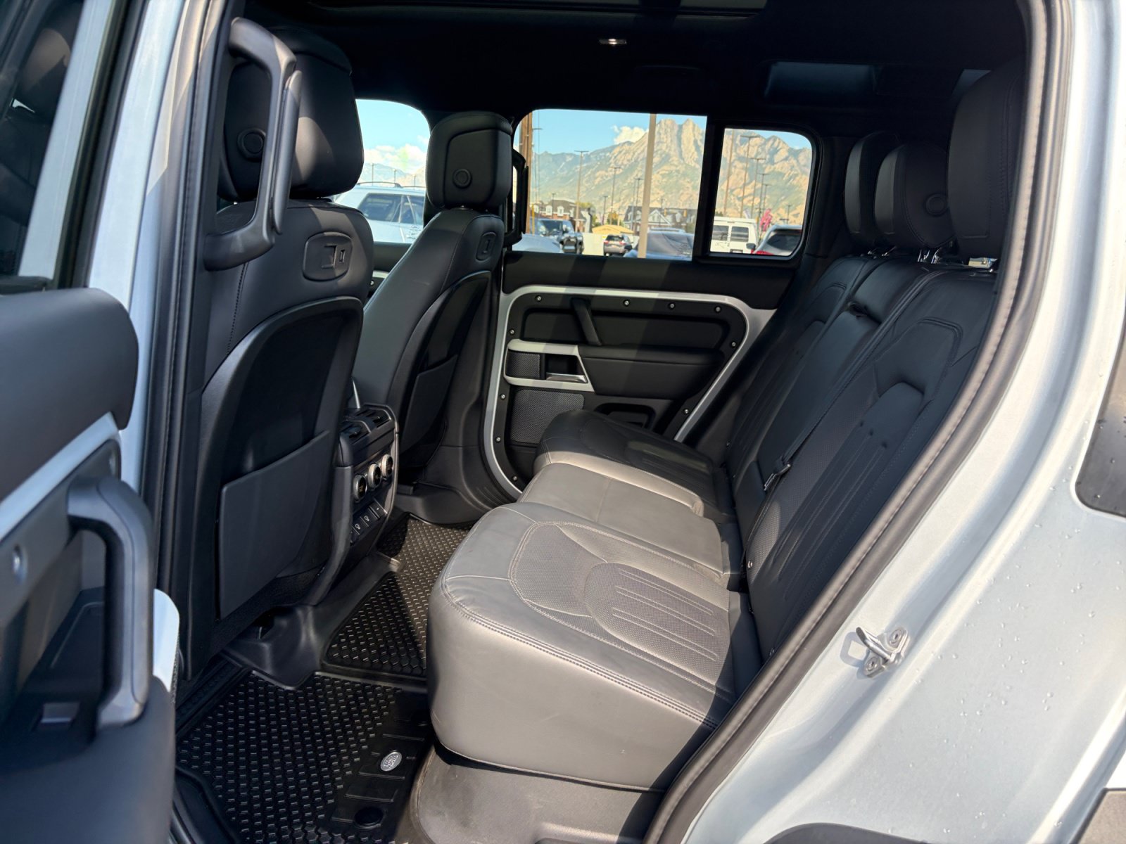 Used 2022 Land Rover Defender 110 XS Edition AWD/4WD image 25