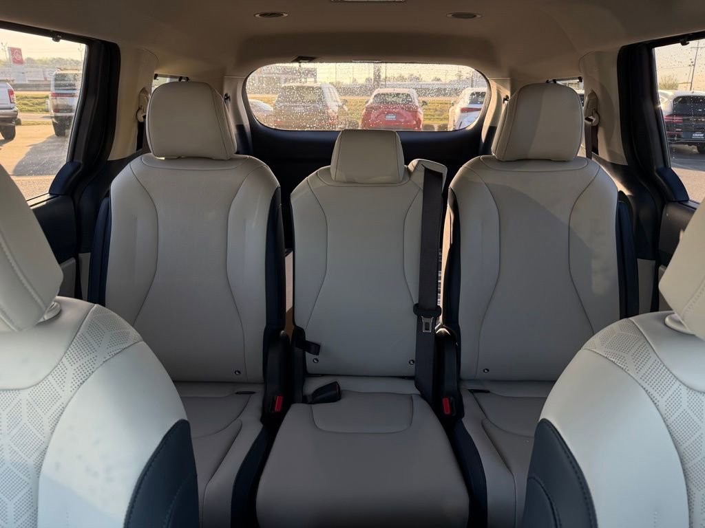 New 2026 Kia Carnival EX image 25