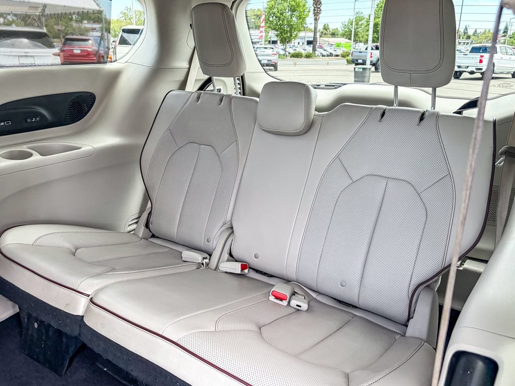 Used 2017 Chrysler Pacifica Limited w/ UConnect Theater Package FWD image 43