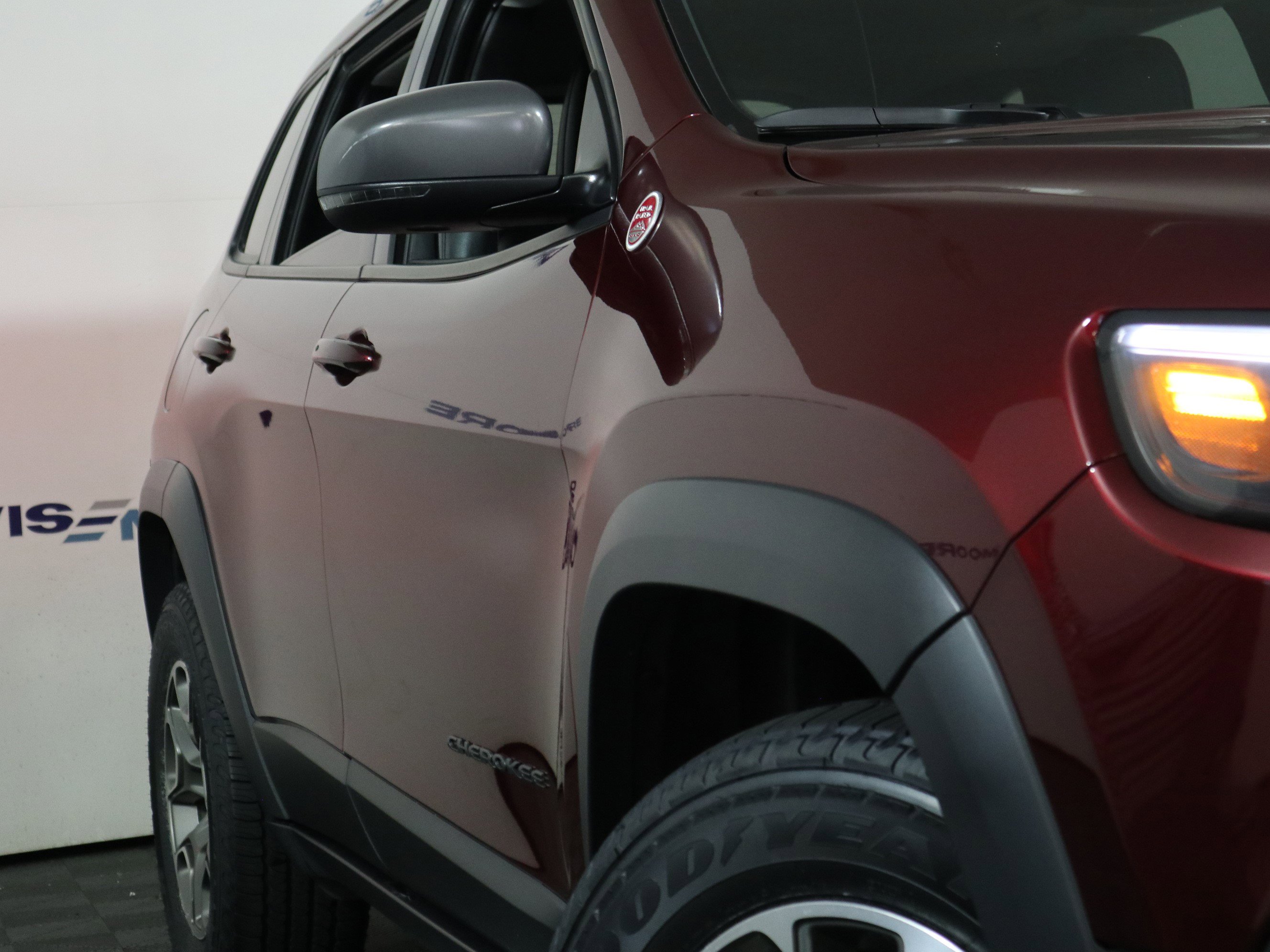 Used 2020 Jeep Cherokee Trailhawk AWD/4WD image 3