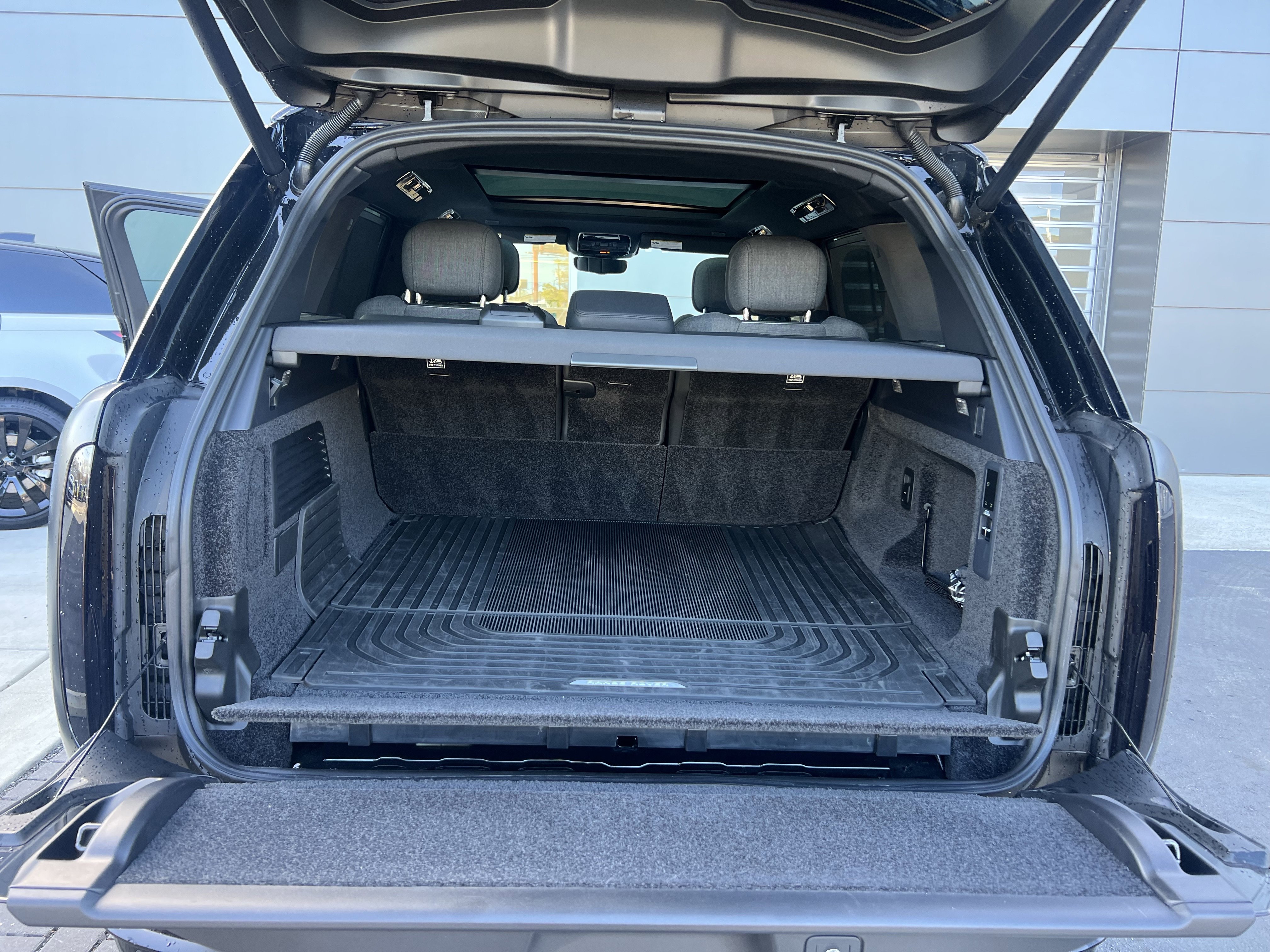 Used 2025 Land Rover Range Rover SE image 31