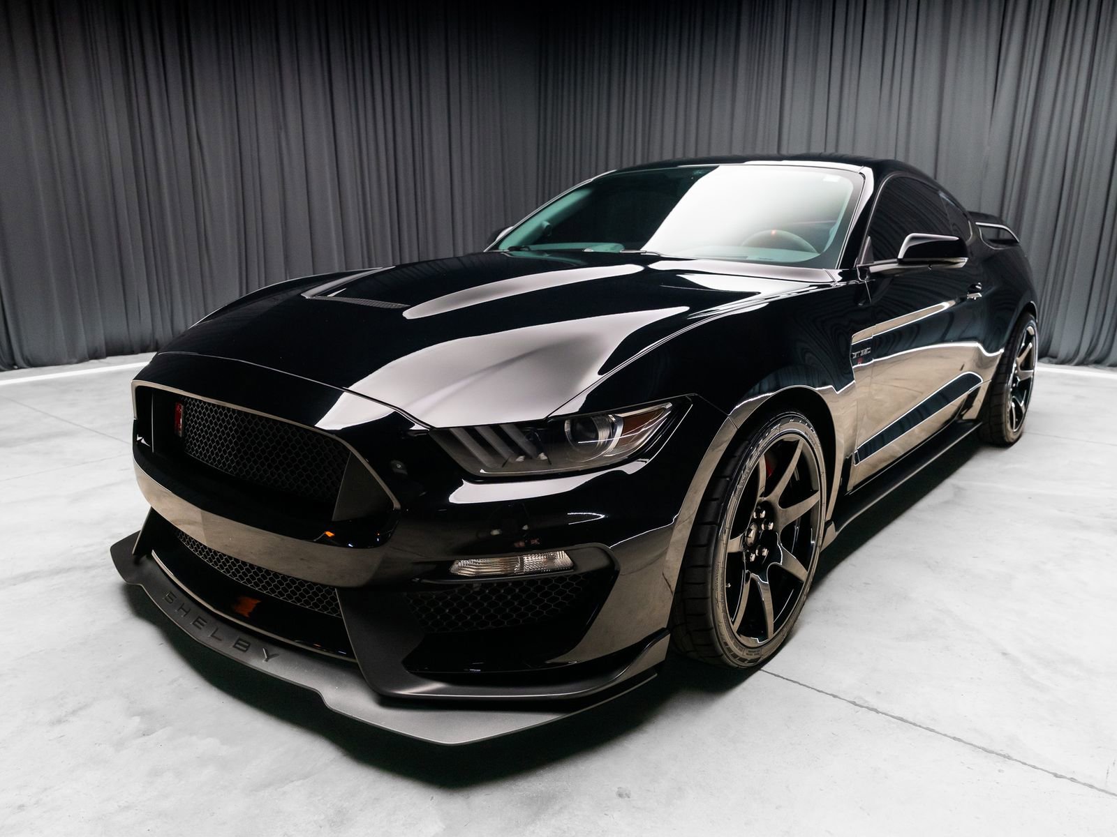 Used 2016 Ford Mustang Shelby GT350R w/ GT350R Equipment Group 920A RWD image 11