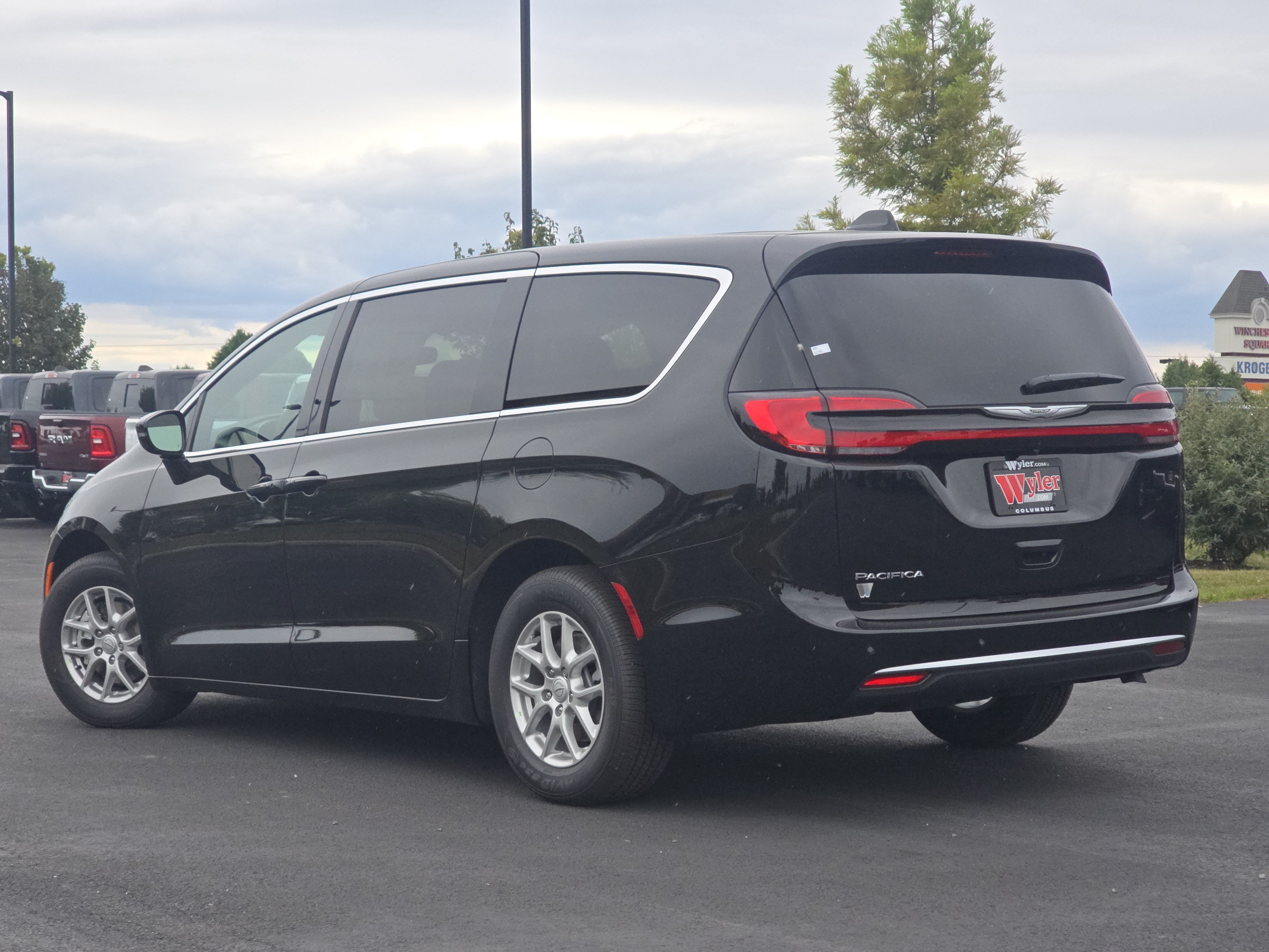 New 2026 Chrysler Pacifica Select FWD image 15