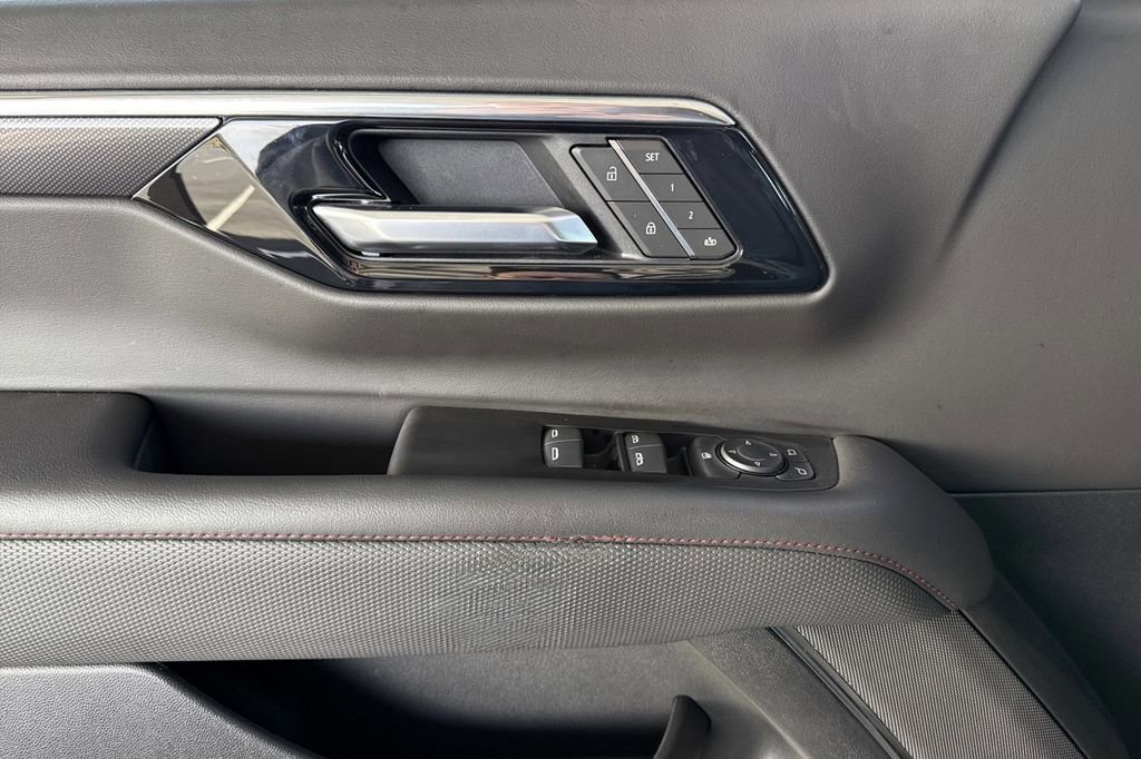 Used 2025 Chevrolet Suburban RST image 17