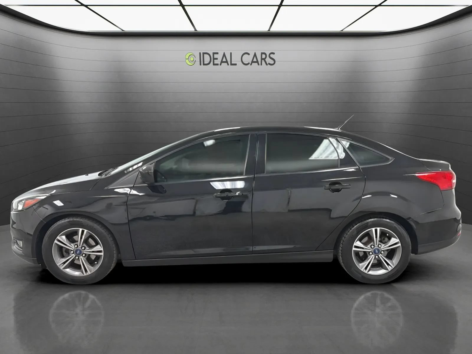 Used 2018 Ford Focus SE w/ SE Appearance Package FWD image 8