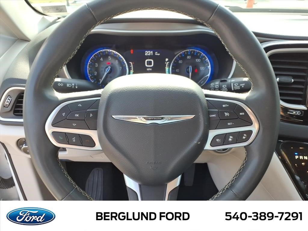 Used 2023 Chrysler Pacifica Touring-L FWD image 21