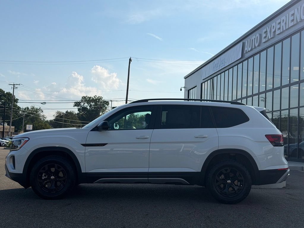 Used 2024 Volkswagen Atlas Peak Edition SE AWD/4WD image 2