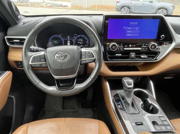 Used 2024 Toyota Highlander Platinum image 3