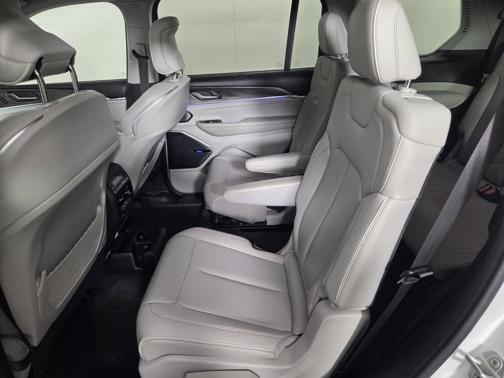 Used 2021 Jeep Grand Cherokee L Overland w/ Luxury Tech Group IV AWD/4WD image 23