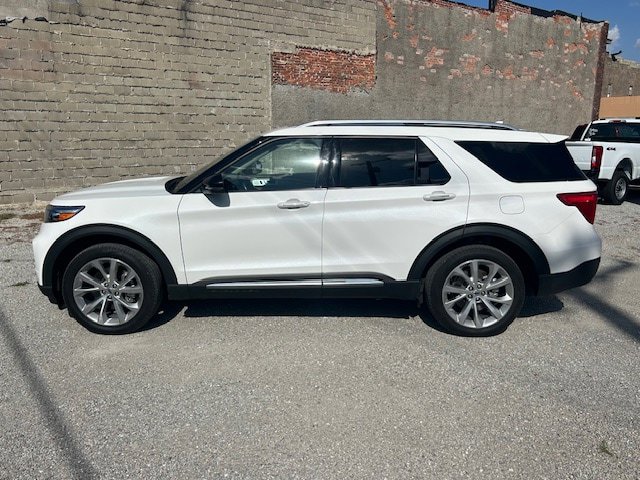 Used 2022 Ford Explorer Platinum w/ Technology Package AWD/4WD image 2