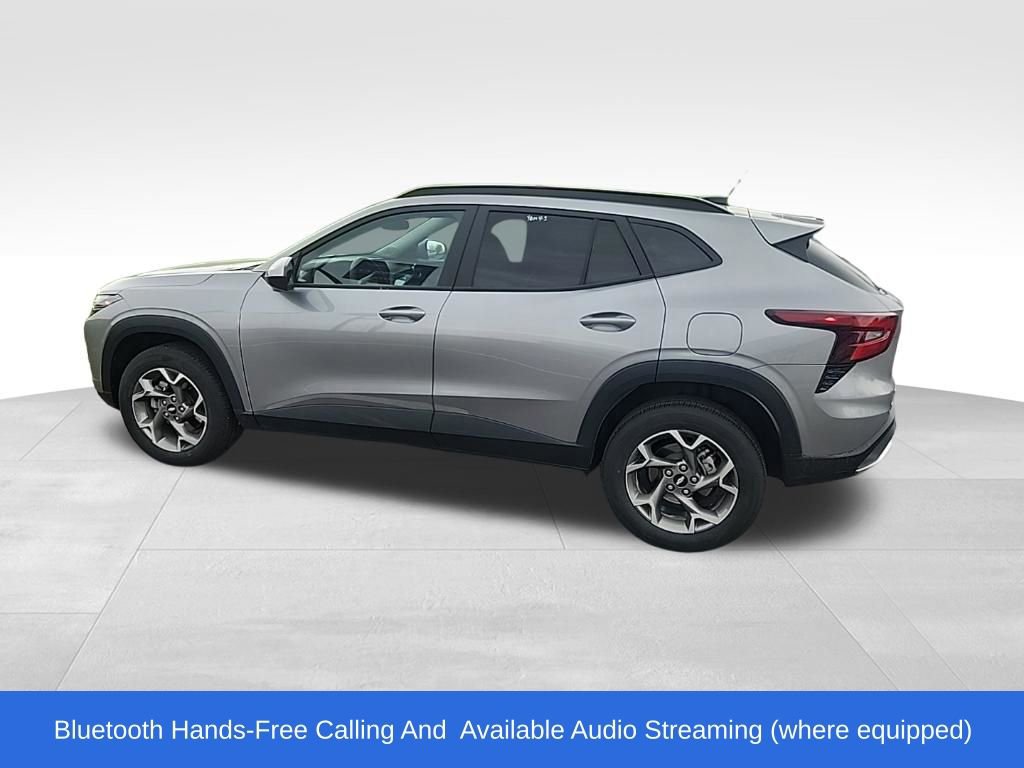 Used 2025 Chevrolet Trax LT FWD image 7