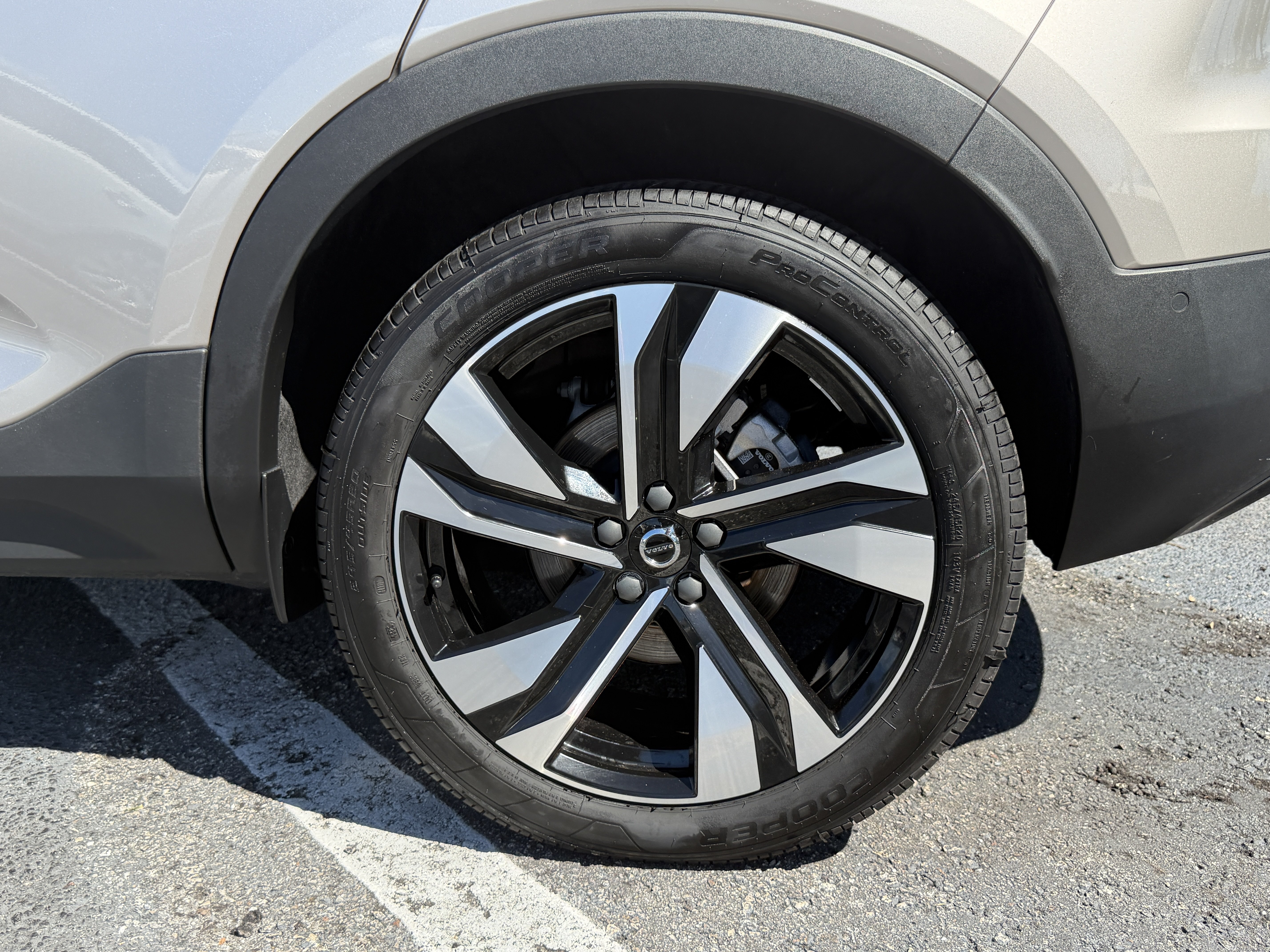 Certified 2024 Volvo XC40 B5 Plus w/ Protection Package Premier AWD/4WD image 11