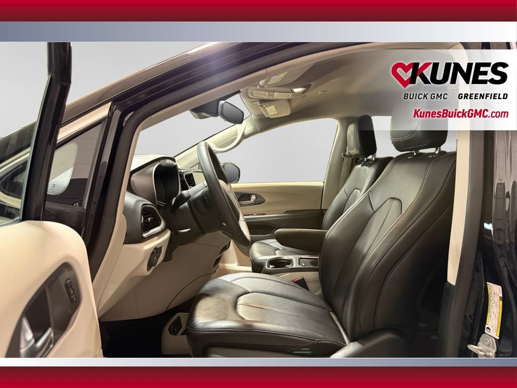 Used 2024 Chrysler Pacifica Touring-L FWD image 22