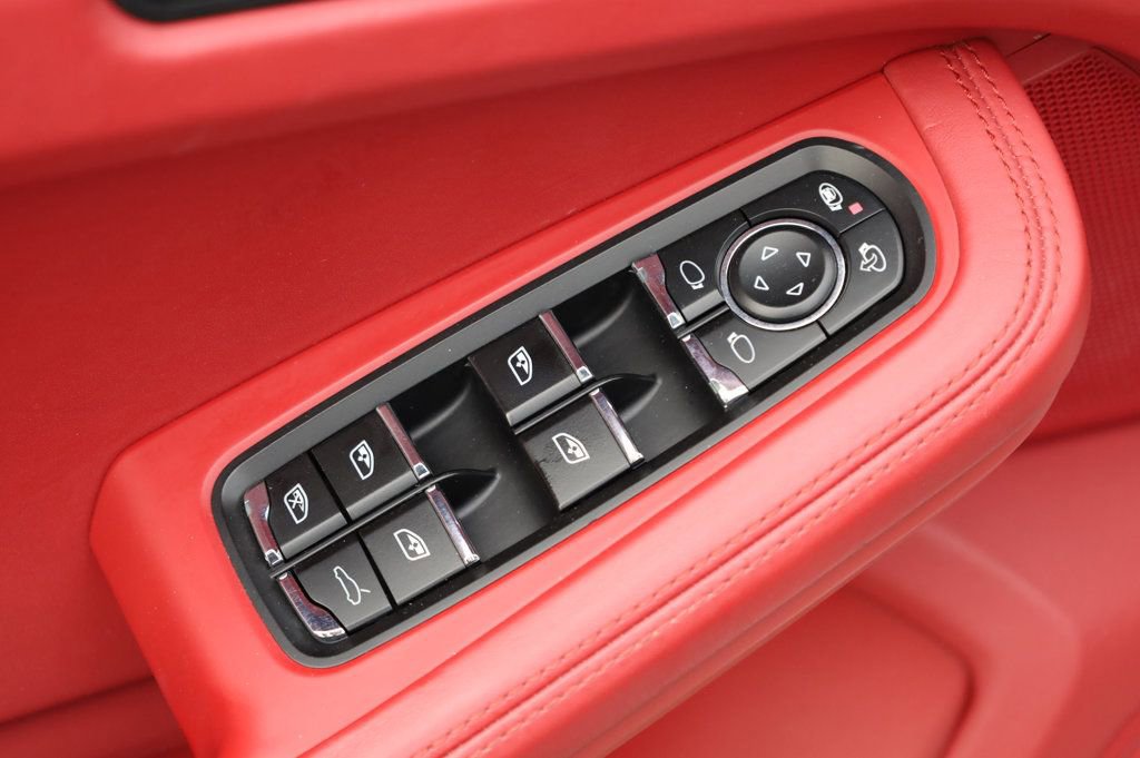 Used 2015 Porsche Macan Turbo image 33