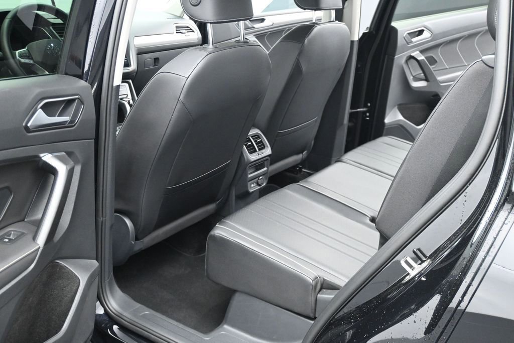 Used 2023 Volkswagen Tiguan SE FWD image 12