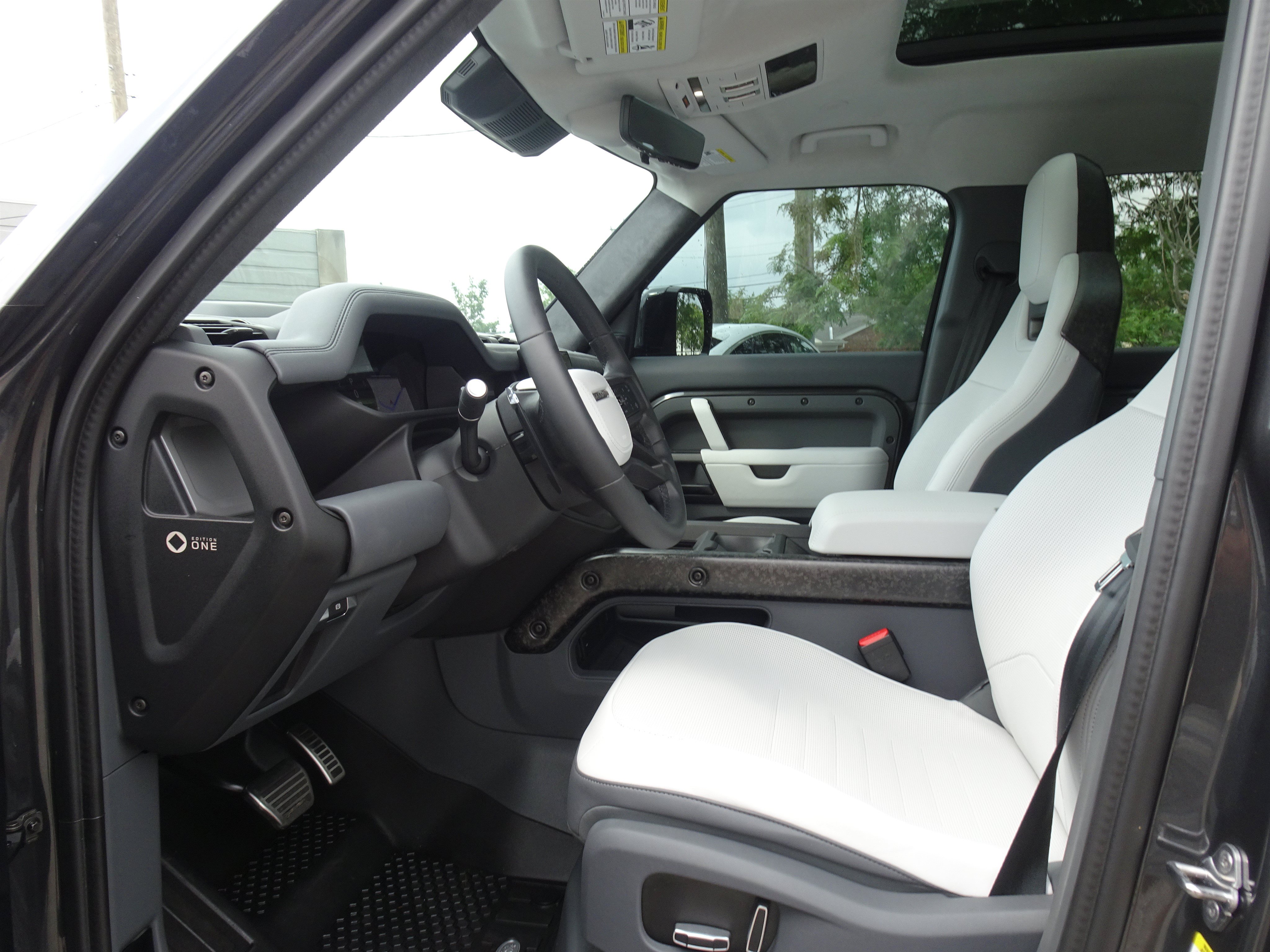 Used 2025 Land Rover Defender 110 AWD/4WD image 8