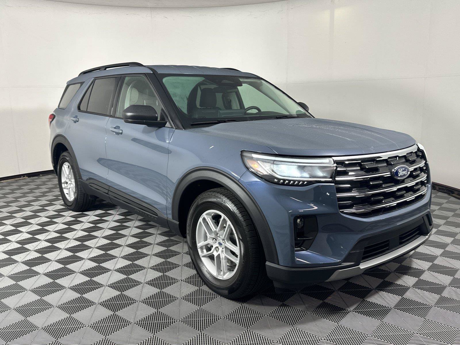 Used 2026 Ford Explorer Active w/ Active Comfort Package RWD image 1