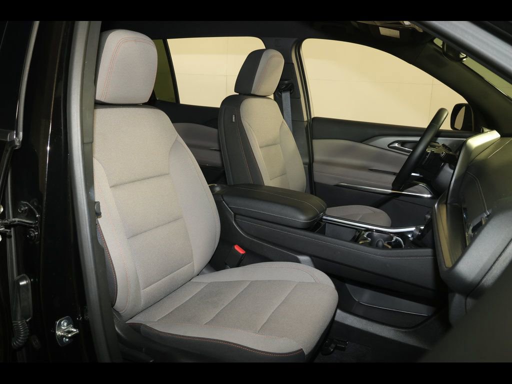 Used 2025 Chevrolet Traverse LT image 32