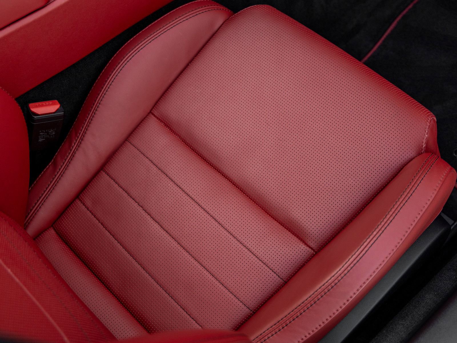 Used 2018 Jaguar F-TYPE R image 38