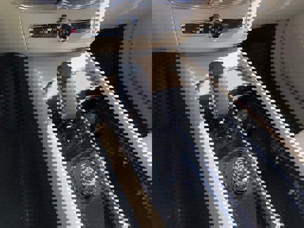 Used 2023 Volvo XC60 T8 Plus image 29