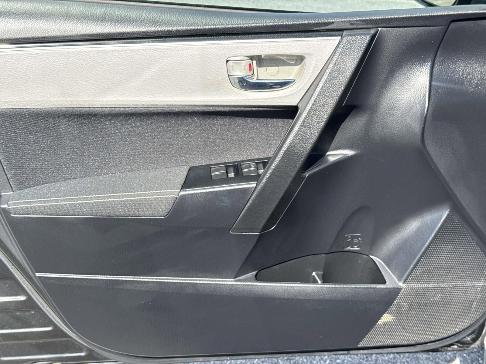 Used 2017 Toyota Corolla LE w/ Carpet Mat Package (TMS) FWD image 21